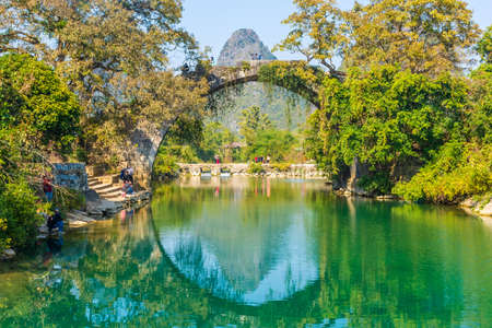 YANGSHUO, CHINA, 6 DECEMBER 2019: Fuli bridge on the Yulong River in the countryside of Yangshuoのeditorial素材