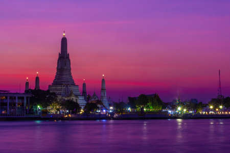 BANGKOK, THAILAND, 8 JANUARY 2020: the Temple of wat Arun at twilightのeditorial素材