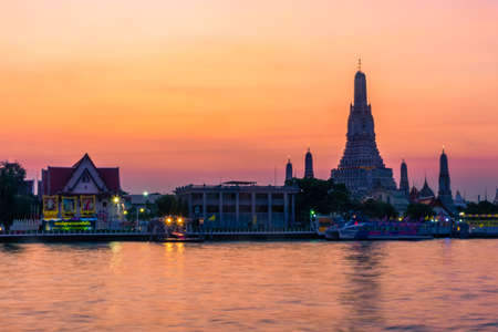 BANGKOK, THAILAND, 8 JANUARY 2020: Beautiful sunset over the Temple of Wat Arunのeditorial素材