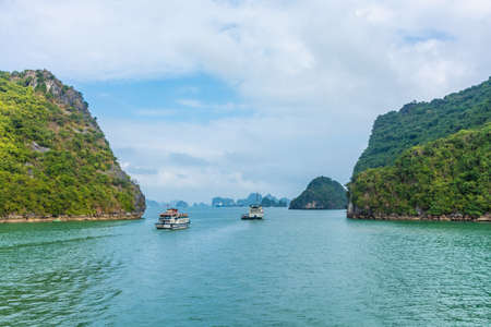 HA LONG BAY, VIETNAM, JANUARY 6 2020: Ship in the bayのeditorial素材