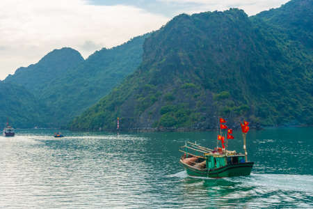 HA LONG BAY, VIETNAM, 6 JANUARY 2020: Boat sailing in Ha Long Bayのeditorial素材