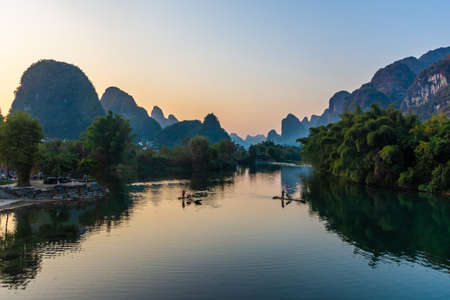 YANGSHUO, CHINA, 6 DECEMBER 2019: Beautiful sunset on the Yulong River in Yangshuo, Guilin, Guangxiのeditorial素材