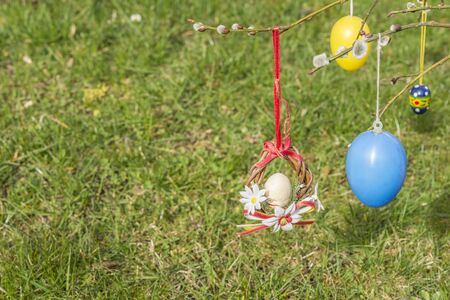 Easter, easter egg, easter bunny, floral wreath, weathered, exfoliated, color, colored, blue, red, yellow, white, limb, twig, egg, grass, garden, colorful, tradition, background, spring, seeking, hide, self made, buy, bloom, blossom, closeup, card, postcaの写真素材