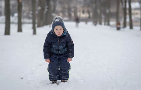 Young boy in the winter park - Imageの写真素材