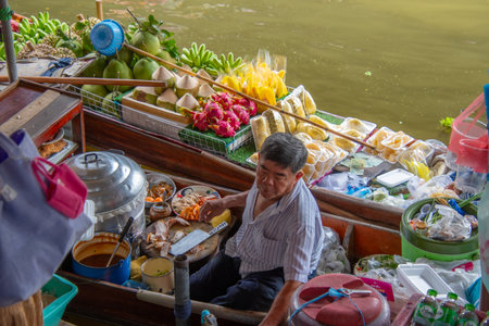 Bangkok, Thailand, october 24, 2025.  View of the famous Damnoel Suaduak market in Bangkok, Thailand, with its canals and numerous merchants.のeditorial素材