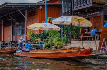 Bangkok, Thailand, october 24, 2025.  View of the famous Damnoel Suaduak market in Bangkok, Thailand, with its canals and numerous merchants.のeditorial素材