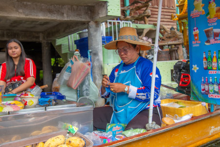 Bangkok, Thailand, october 24, 2025.  View of the famous Damnoel Suaduak market in Bangkok, Thailand, with its canals and numerous merchants.のeditorial素材