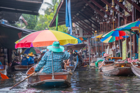 Bangkok, Thailand, october 24, 2025.  View of the famous Damnoel Suaduak market in Bangkok, Thailand, with its canals and numerous merchants.のeditorial素材