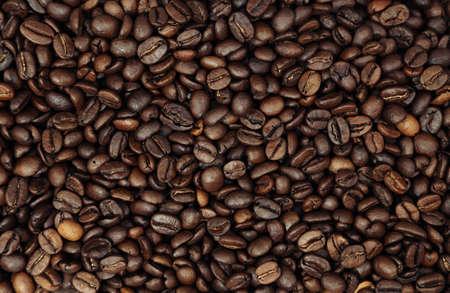 Close-up of roasted brown coffee beans backgroundの写真素材