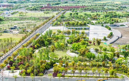 City park under blue sky with Downtown Skyline in the Backgroundの写真素材