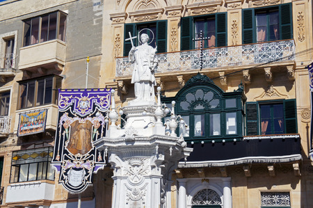 Statue os Saint Laurent on main square in Birgu (Vittoriosa) - Three Cities, Maltaの写真素材