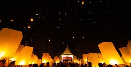 people release fire lantern in Yi peng festivalのeditorial素材