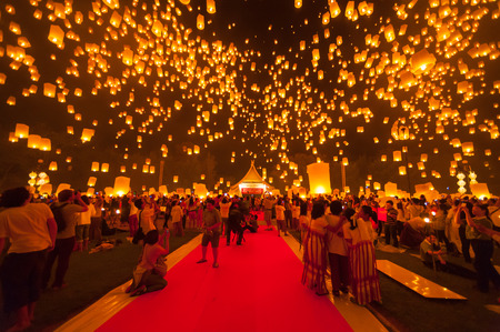 CHIANGMAI,THAILAND- NOV 16:People release sky lanterns to worship Buddha's relics in Yi Peng festival on November 16,2013 in Chiangmai,Thailand. This festival occurs on every the 12th full moon month.のeditorial素材