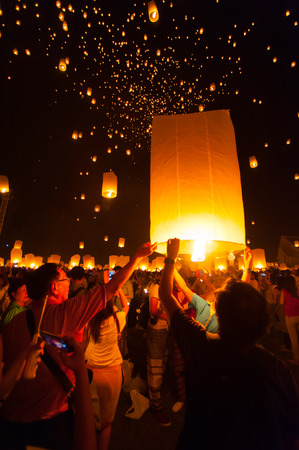 CHIANGMAI,THAILAND- NOV 16:People release sky lanterns to worship Buddha's relics in Yi Peng festival on November 16,2013 in Chiangmai,Thailand. This festival occurs on every the 12th full moon month.のeditorial素材