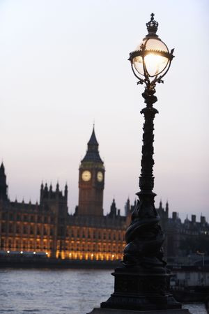 Old-Fashioned Street Lamp With Houses Of Parliament Illuminated In The Background, London, Englandの写真素材