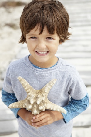 Young boy with starfishの写真素材