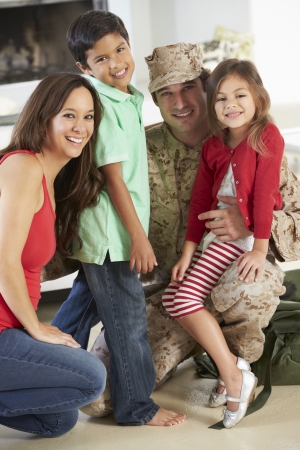 Family Greeting Military Father Home On Leaveの写真素材