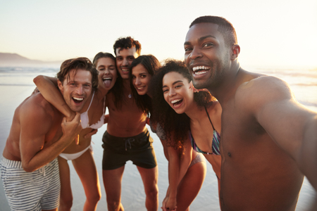 Group Of Friends Posing For Selfie Together On Beach Vacationの写真素材
