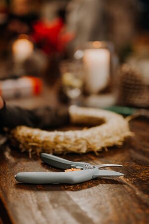Top down view of florist's worktable. Handmade xmas decorations. Making rustic christmas wreath. Authentic rural wreathの写真素材