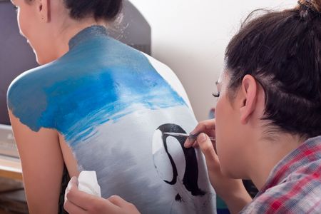 makeup artist body-painting on girl's back (1)の写真素材