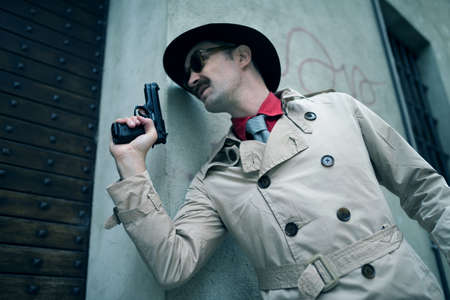 Detective preparing to enter an homeの写真素材