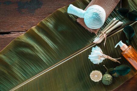 Compress on banana leaf background, health care conceptの写真素材