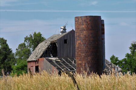 Kansas Country Barn with Blue Sky and Trees.の写真素材