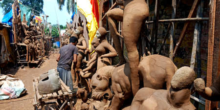 DISTRICT KATNI, INDIA - SEPTEMBER 07, 2019: Indian statue maker creating amazing soil art at craft item workshop.のeditorial素材