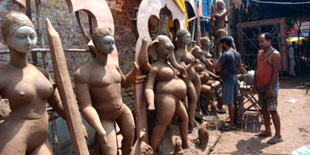 DISTRICT KATNI, INDIA - SEPTEMBER 07, 2019: Indian traditional statue maker creating amazing soil art at craft item workshop.のeditorial素材