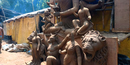 DISTRICT KATNI, INDIA - SEPTEMBER 18, 2019: hand made lord durga staue making for sale during indian holy hindu Dussehra festival.のeditorial素材