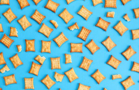 pattern biscuit crackers snacks on blue background top viewの写真素材