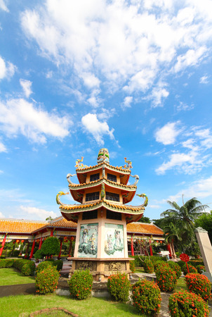 BANGKOK, THAILAND, November 23, 2016 âThe Chinese temple or Shrine named "Lo Hsien Tai Pu Tian Gong". Building by Rescue Organization, many people coming make a wish everyday.のeditorial素材