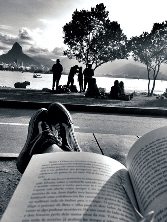 Reading at a lake in Rioの素材