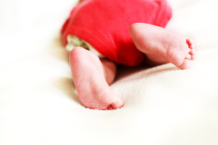 feet newborn baby on a white blanket.の写真素材