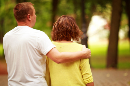 couple hugging and holding handsの写真素材
