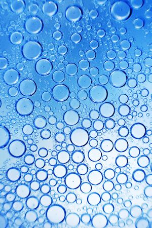 abstract light blue background with oil circles .  bubbles of water close up . oil bubbles in the water macro.  circle bubbles  backgroundの写真素材