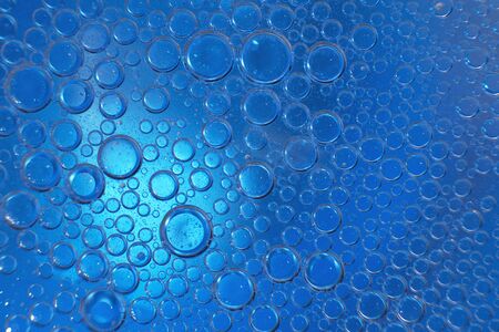 abstract light blue background with oil circles .  bubbles of water close up . oil bubbles in the water macro.  circle bubbles  backgroundの写真素材