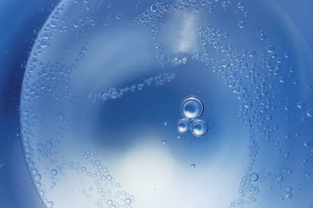 abstract light blue background with oil circles .  bubbles of water close up . oil bubbles in the water macro.  circle bubbles  backgroundの写真素材