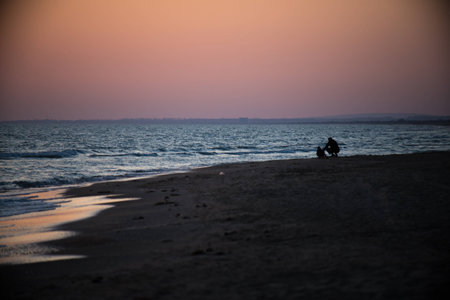 dad and baby came to the seaside to watch the sunsetの写真素材