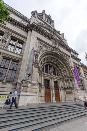 LONDON, ENGLAND - JUNE 18 2016: Entrance of Victoria and Albert Museum, London, Great Britainのeditorial素材
