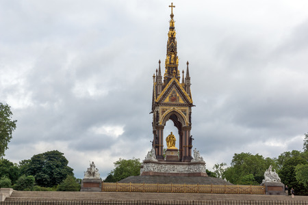 LONDON, ENGLAND - JUNE 18 2016: Prince Albert Memorial, London, Great Britainのeditorial素材