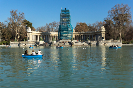 MADRID, SPAIN - JANUARY 22, 2018: Large pond of the Retiro and Monument to Alfonso XII in The Retiro Park in City of Madrid, Spainのeditorial素材