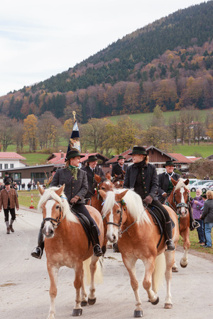 Hundham, Bavaria - November 4, 2017: Every year on the 1st Saturday in November the Idyllic Horse procession, named Leonhardi in the Bavarian Hundham takes place in memory of Patron St. Leonhard. In traditional clothing and decorated horse-drawn carriagesのeditorial素材