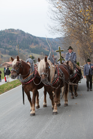 Schliersee, Bavaria - November 5, 2017: Every year on the 1st Sunday in November, the Idyllic Horse procession, named Leonhardi in Bavarian Schliersee takes place in commemoration of Patron St. Leonhard. In traditional clothing and decorated horse-drawn cのeditorial素材