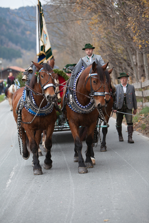 Schliersee, Bavaria - November 5, 2017: Every year on the 1st Sunday in November, the Idyllic Horse procession, named Leonhardi in Bavarian Schliersee takes place in commemoration of Patron St. Leonhard. In traditional clothing and decorated horse-drawn cのeditorial素材