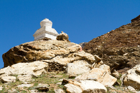 Buddhist stupa at the pass in the Himalayas mountain. Zanskar, Indiaの写真素材