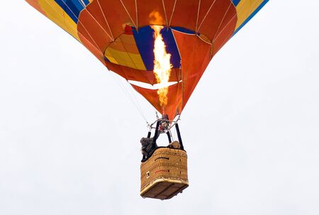 passengers into hot air balloon basket and flames , ready for launch. Isolated in white backgroundの写真素材