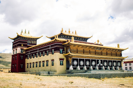 View on tradtitional tibetan monastery by Tagong grassland in Chinaの写真素材