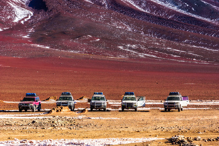 View on Uyuni tour cars in the Altiplano of Boliviaの写真素材