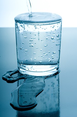 overflowed glass of waterの写真素材 [40007638859] - イメージマート